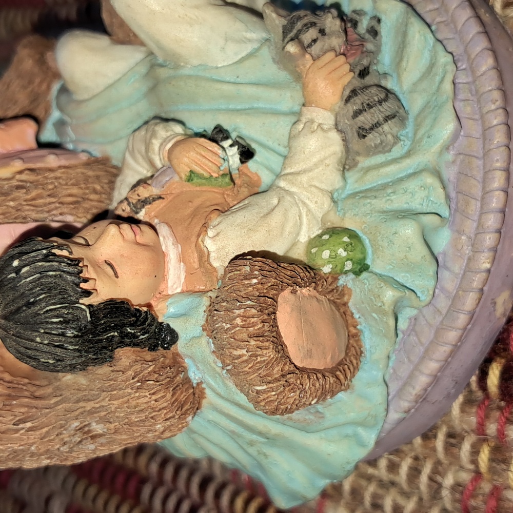 🎇🎉🎇 VINTAGE BOYD'S BEARS ??  Resin Sculpture  MAMA Holding SLEEPING GIRL - Picture 11 of 14